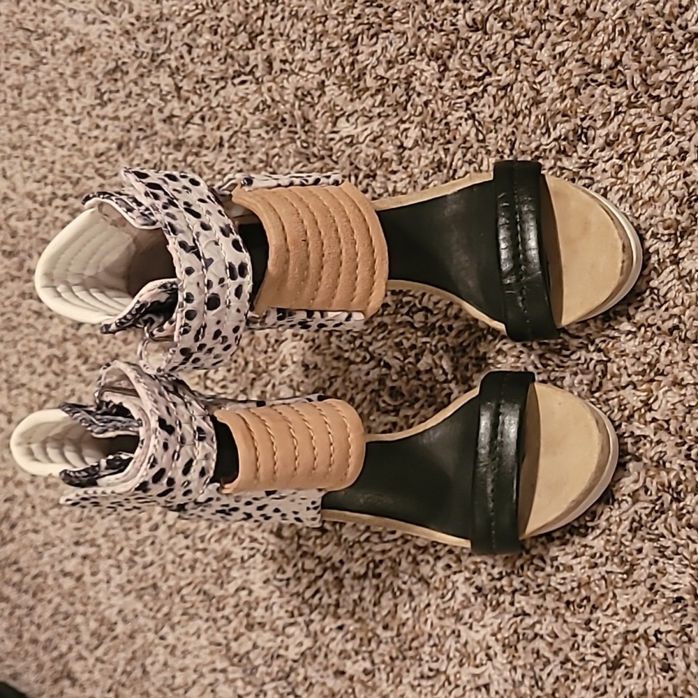 Mia limited edition, platform sandal, size 8, black, white and tan